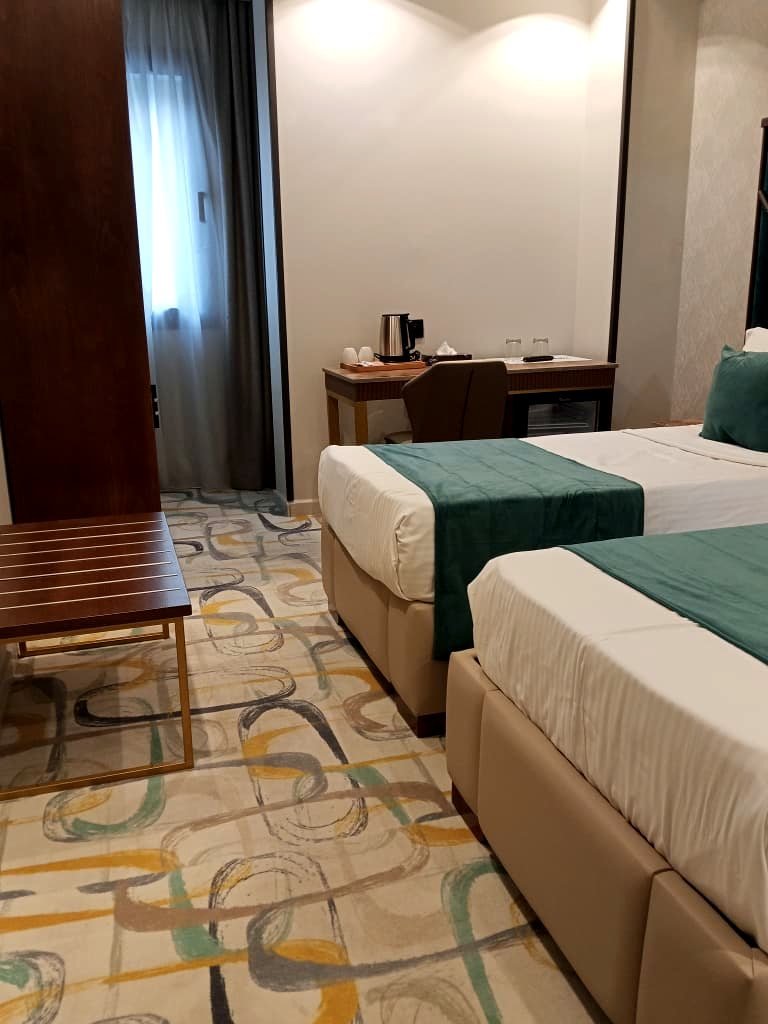 Chambre twin de l'Hôtel Printania à Alger, deux lits simples et plateau de courtoisie