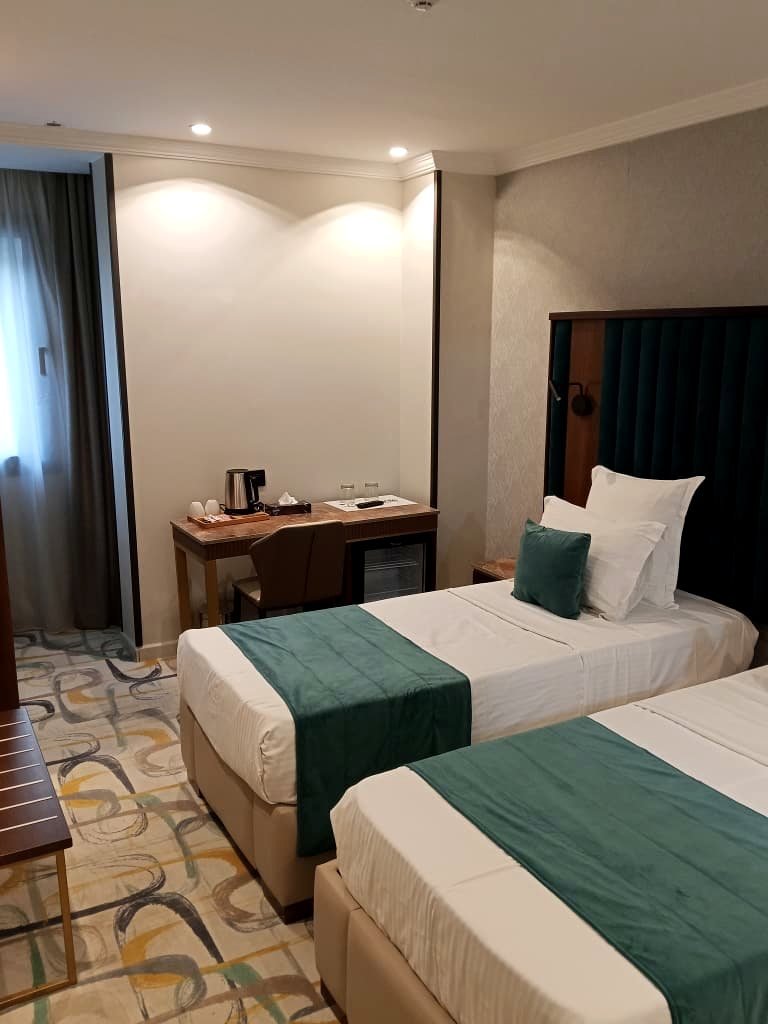 Chambre twin de l'Hôtel Printania à Alger, deux lits simples et plateau de courtoisie