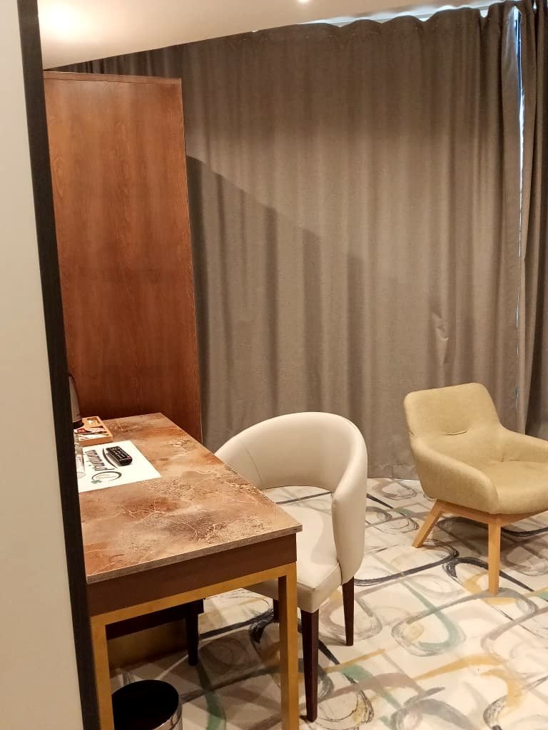 Junior Suite de l'Hôtel Printania à Alger avec coin salon, fauteuils et table basse