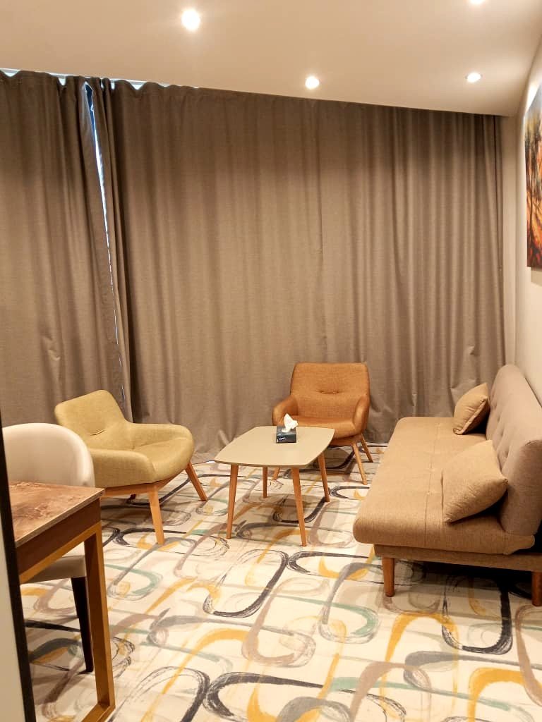 Junior Suite de l'Hôtel Printania à Alger avec coin salon, fauteuils et table basse