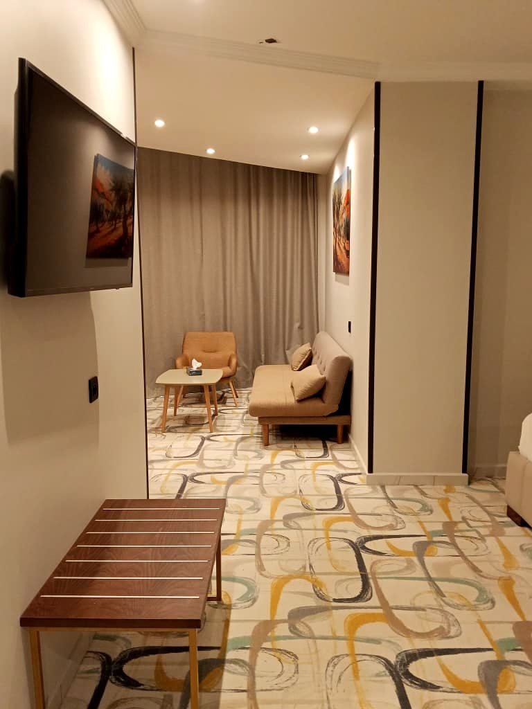 Junior Suite de l'Hôtel Printania à Alger avec coin salon, fauteuils et table basse