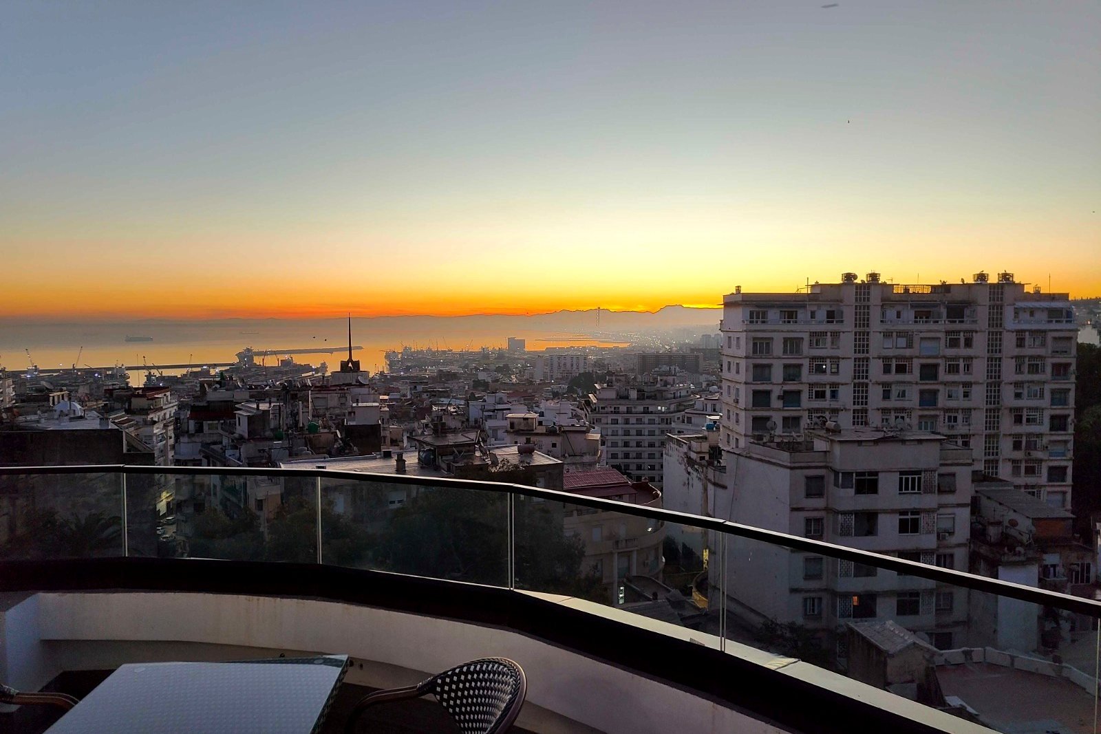 Coucher de soleil sur la baie d'Alger et la Méditerranée depuis la terrasse panoramique de l'Hôtel Printania