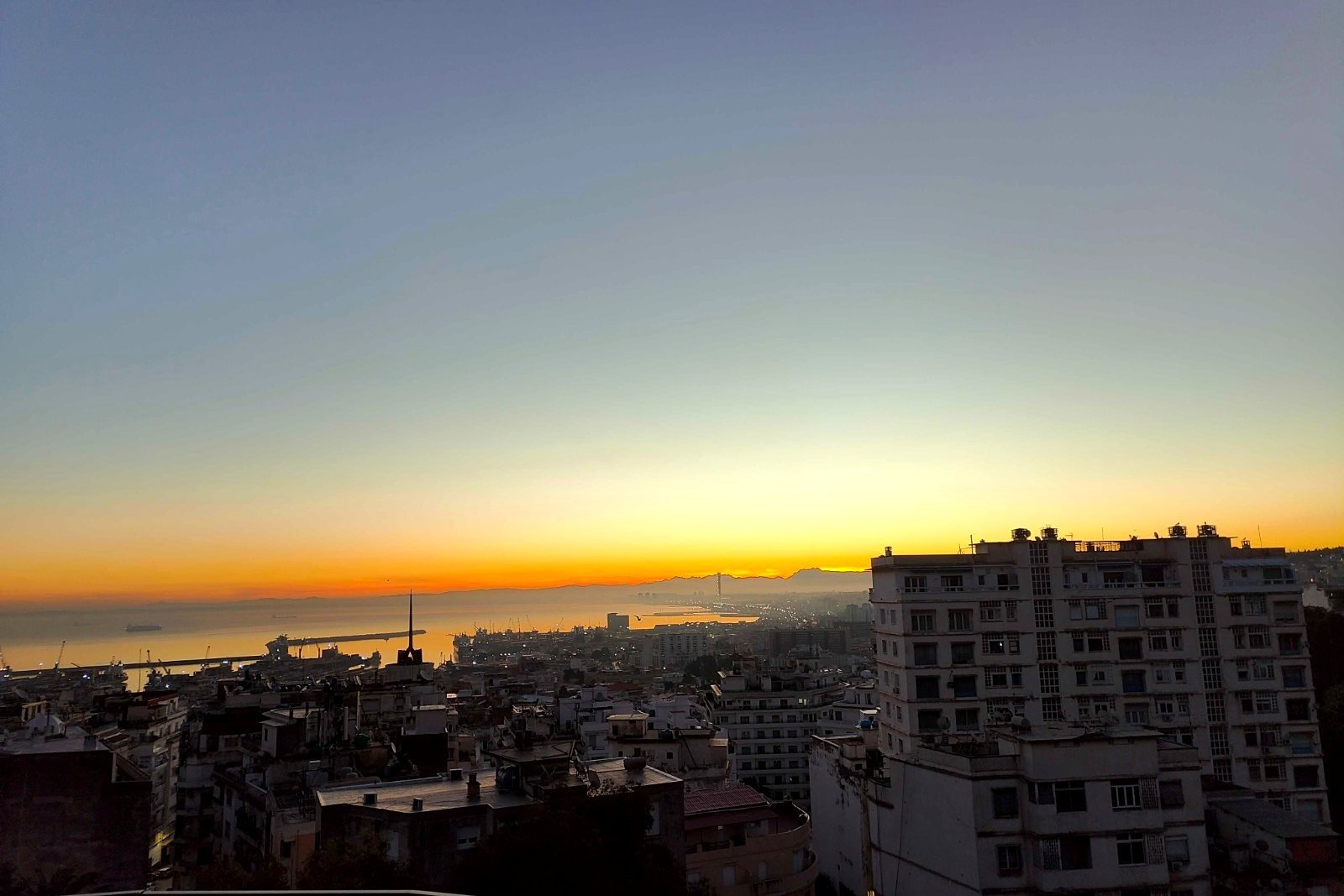 Ligne d'horizon de la Méditerranée vue depuis la terrasse de l'Hôtel Printania, garde-corps au premier plan
