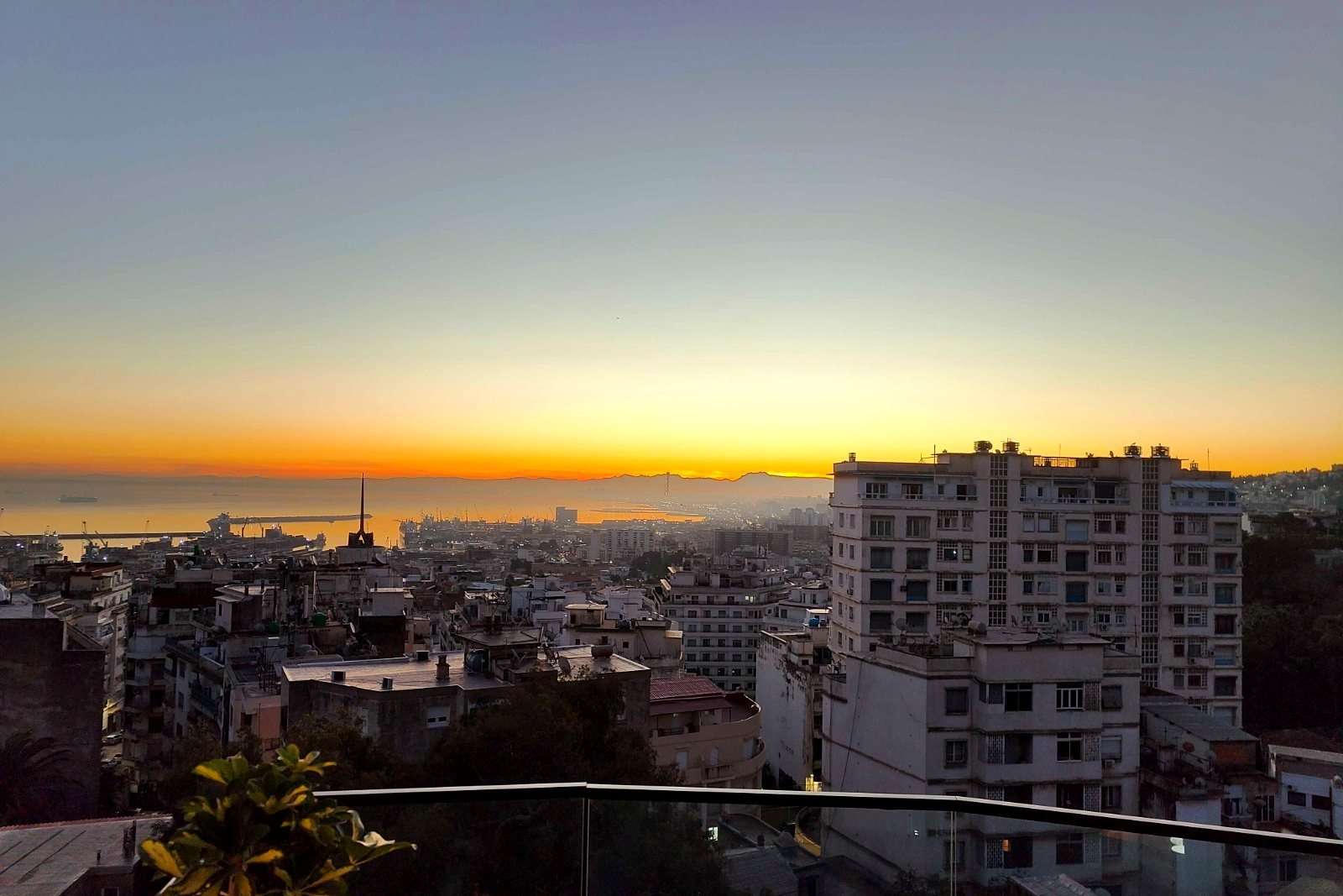 Panorama sur les toits d'Alger au crépuscule depuis l'Hôtel Printania