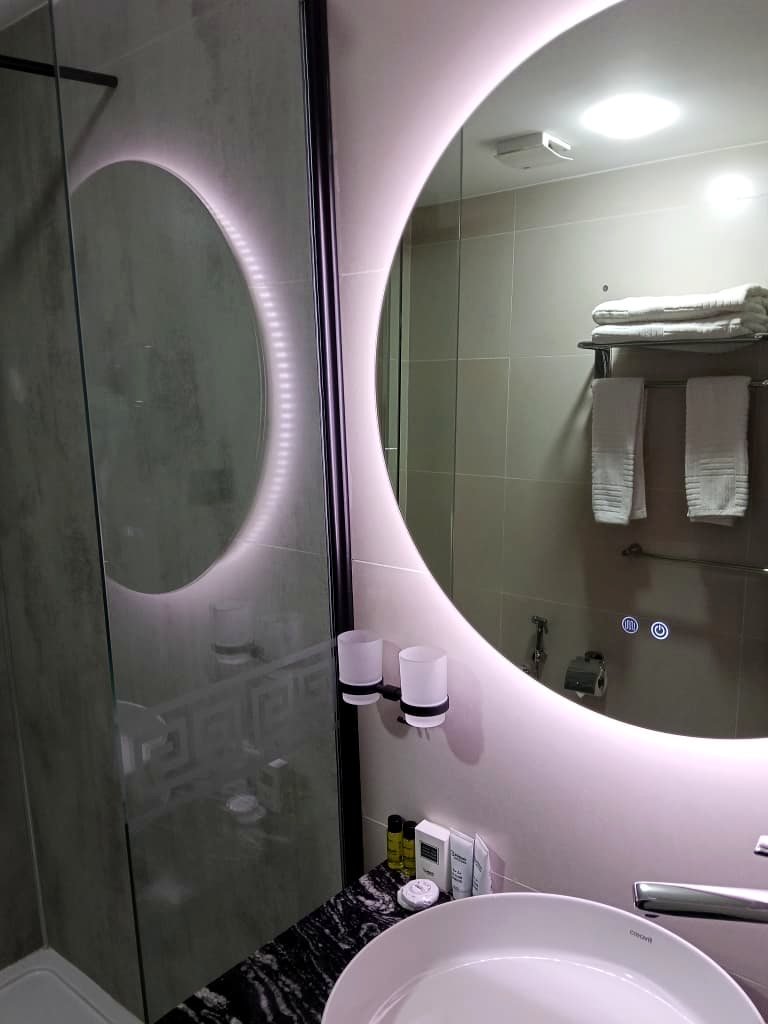 Détail du miroir rétroéclairé d'une salle de bain de l'Hôtel Printania