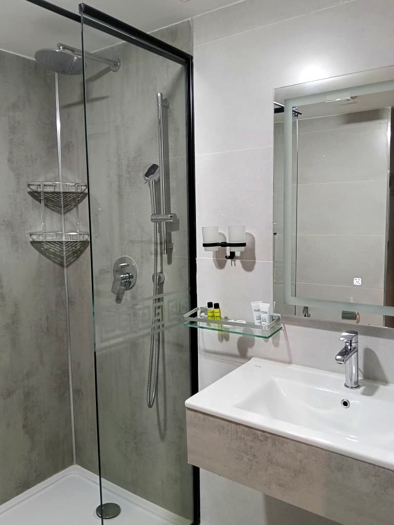 Chambre twin de l'Hôtel Printania à Alger, deux lits simples et plateau de courtoisie