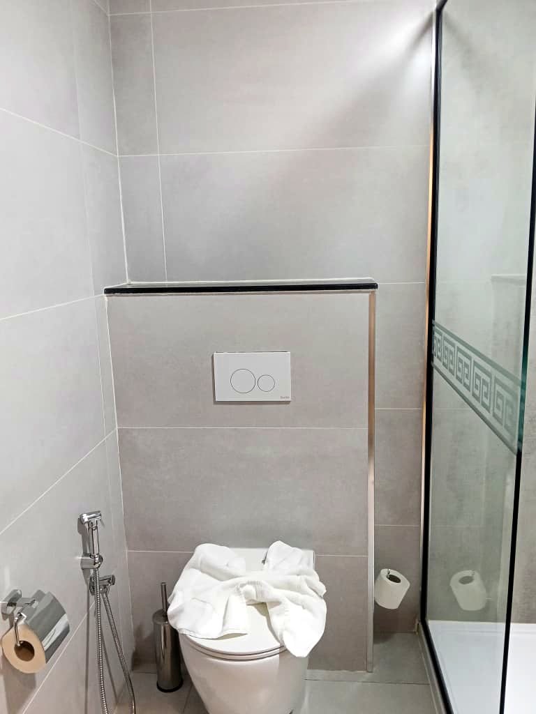Douche vitrée d'une salle de bain de l'Hôtel Printania
