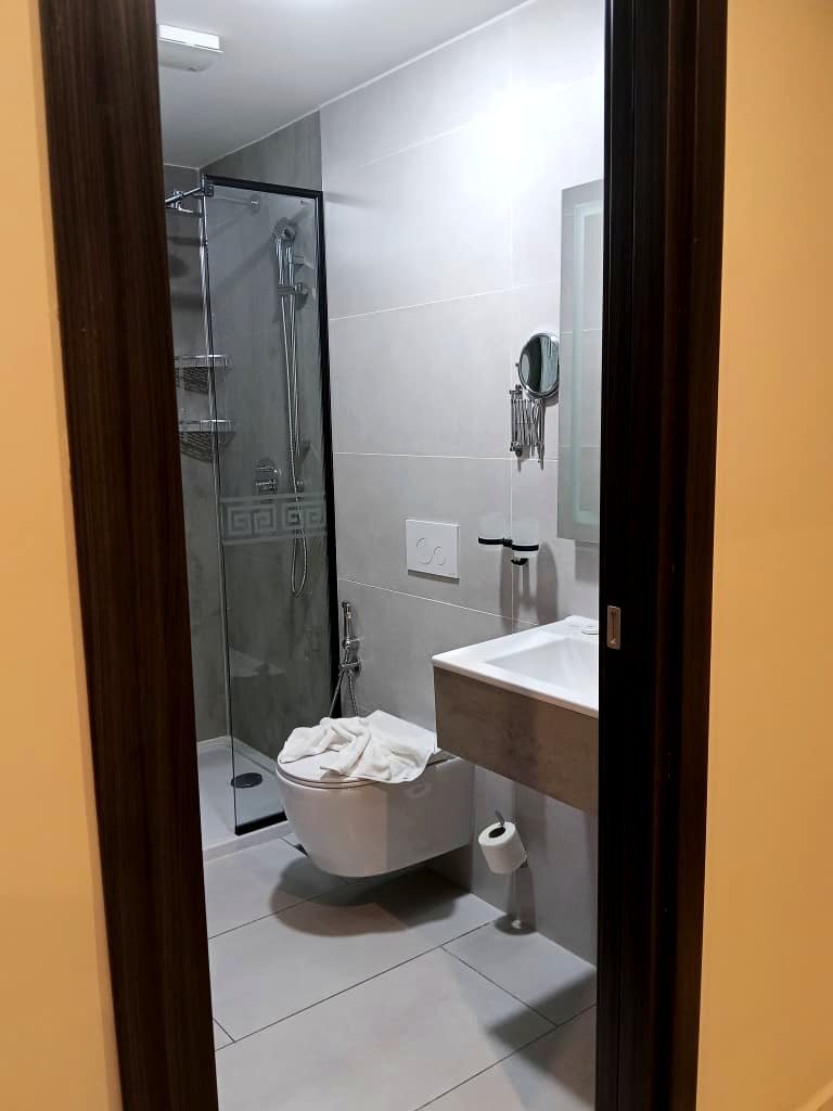 Vue d'ensemble d'une salle de bain de l'Hôtel Printania à Telemly
