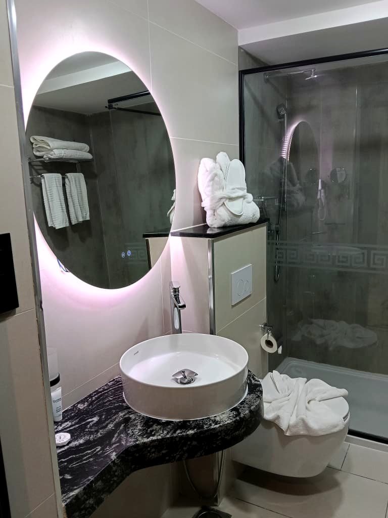 Junior Suite de l'Hôtel Printania à Alger avec coin salon, fauteuils et table basse