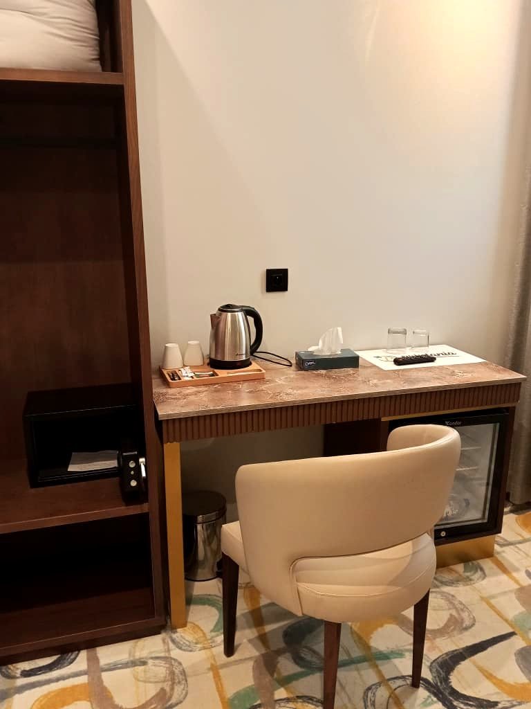 Bureau, coffre-fort et minibar d'une chambre de l'Hôtel Printania à Alger