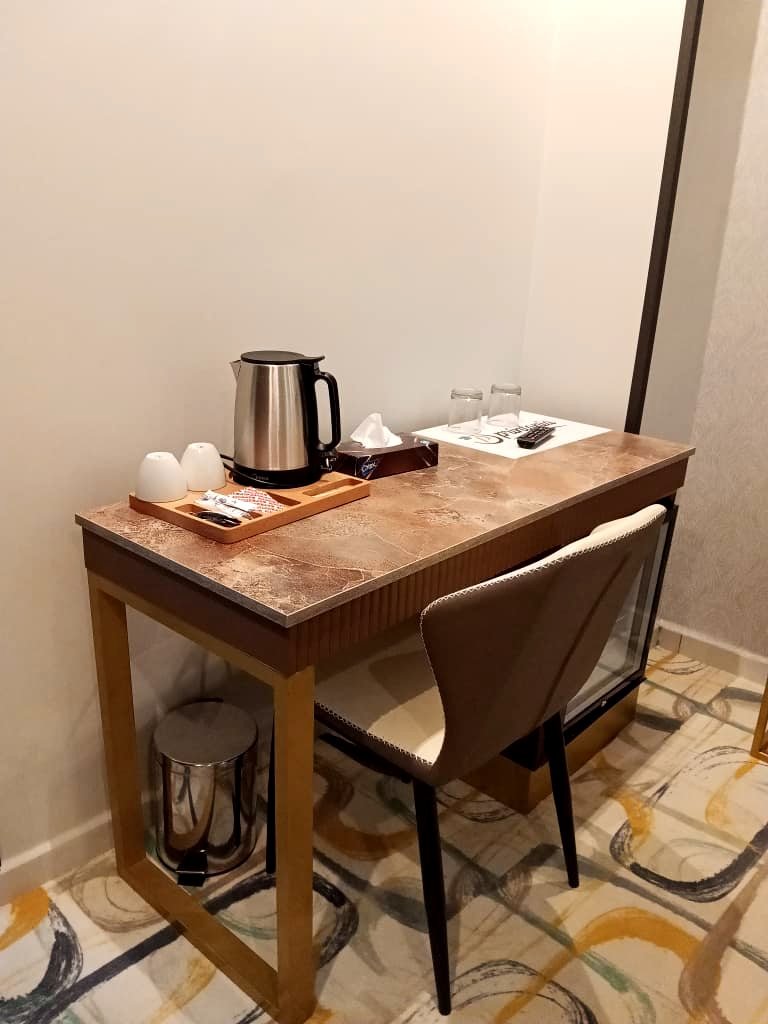 Bureau et plateau de courtoisie avec bouilloire dans une chambre de l'Hôtel Printania